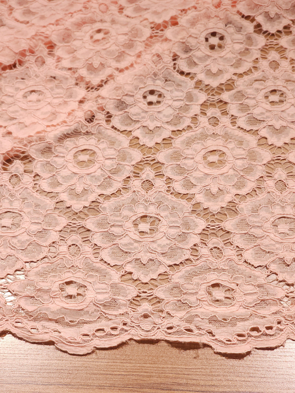 Damask Desenli Kordone Dantel Kumaş – etnik desenli, orta dökümlü, Abiye, Elbise, Bluz için