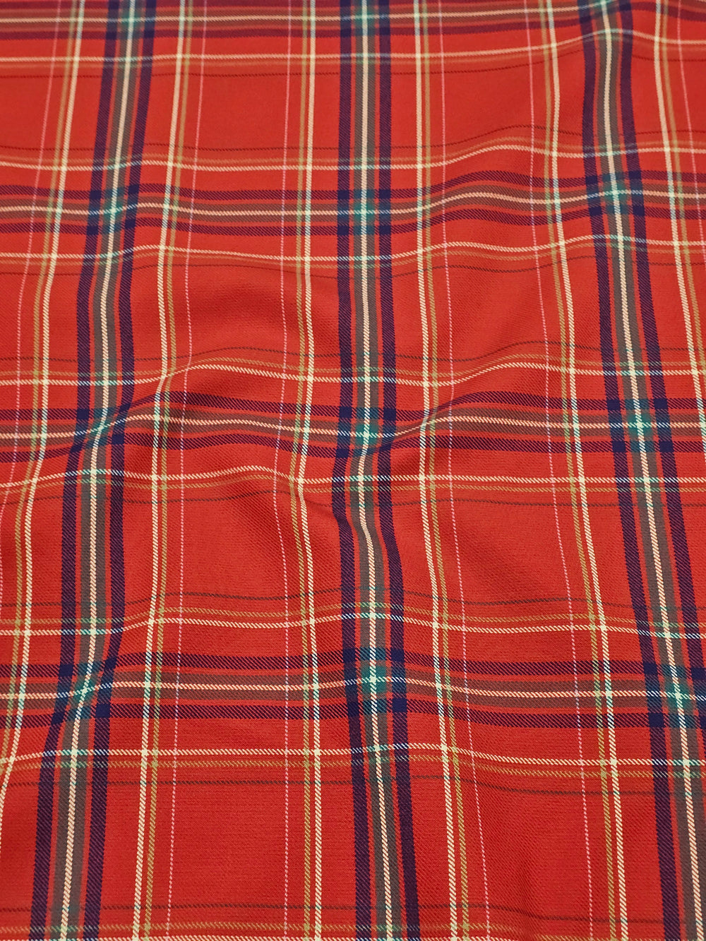 Kırmızı zeminli likralı İskoç ekose kumaş, klasik tartan desenli ve hafif esnek dokuma