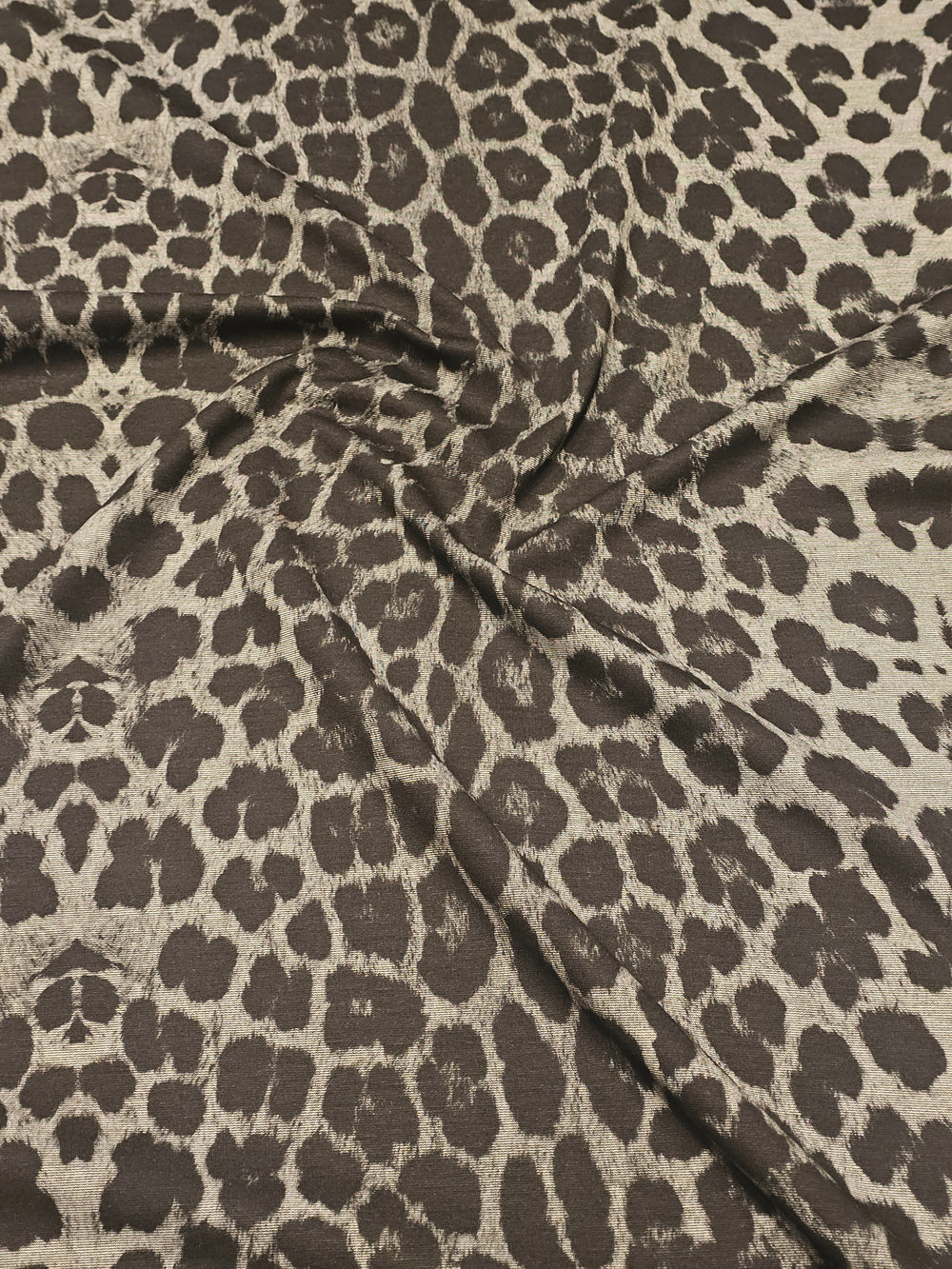 Leopar desenli penye örme kumaş, yumuşak ve esnek yapıda