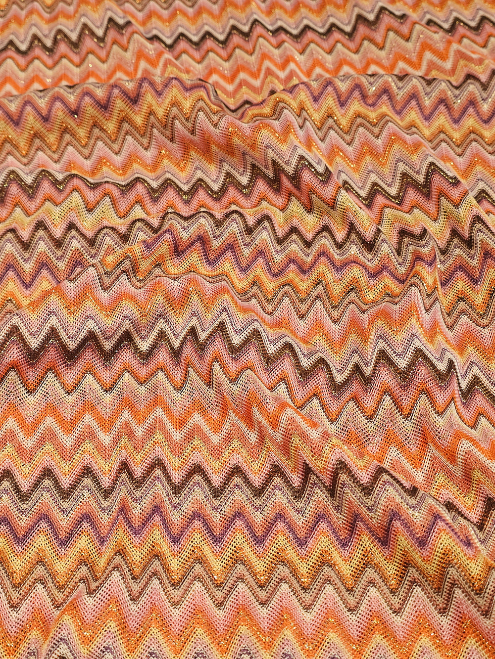 Işıltılı zigzag desenli Missoni örme kumaş, renkli geometrik çizgileriyle esnek dokulu