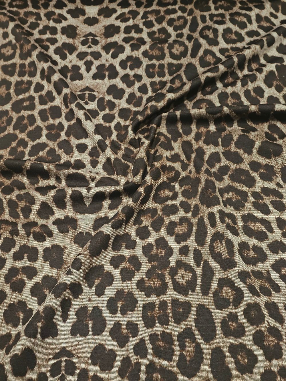 Leopar desenli penye örme kumaş, yumuşak ve esnek yapıda