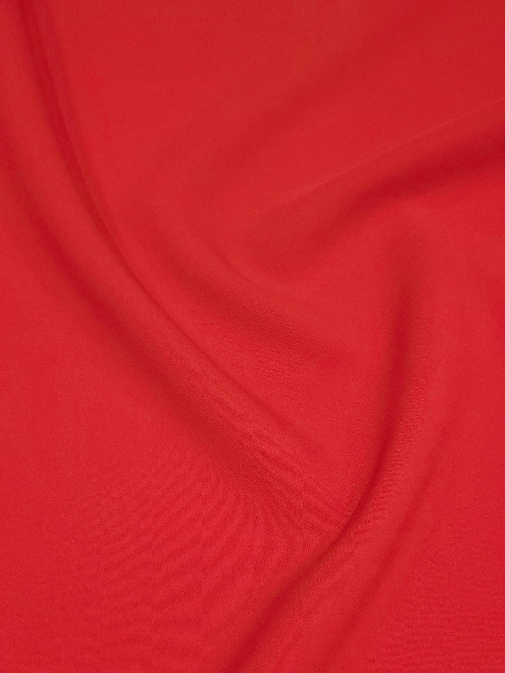 Düz renk, hafif pütürlü yüzeyli dökümlü double krep kumaş; bluz, elbise ve etek için uygun