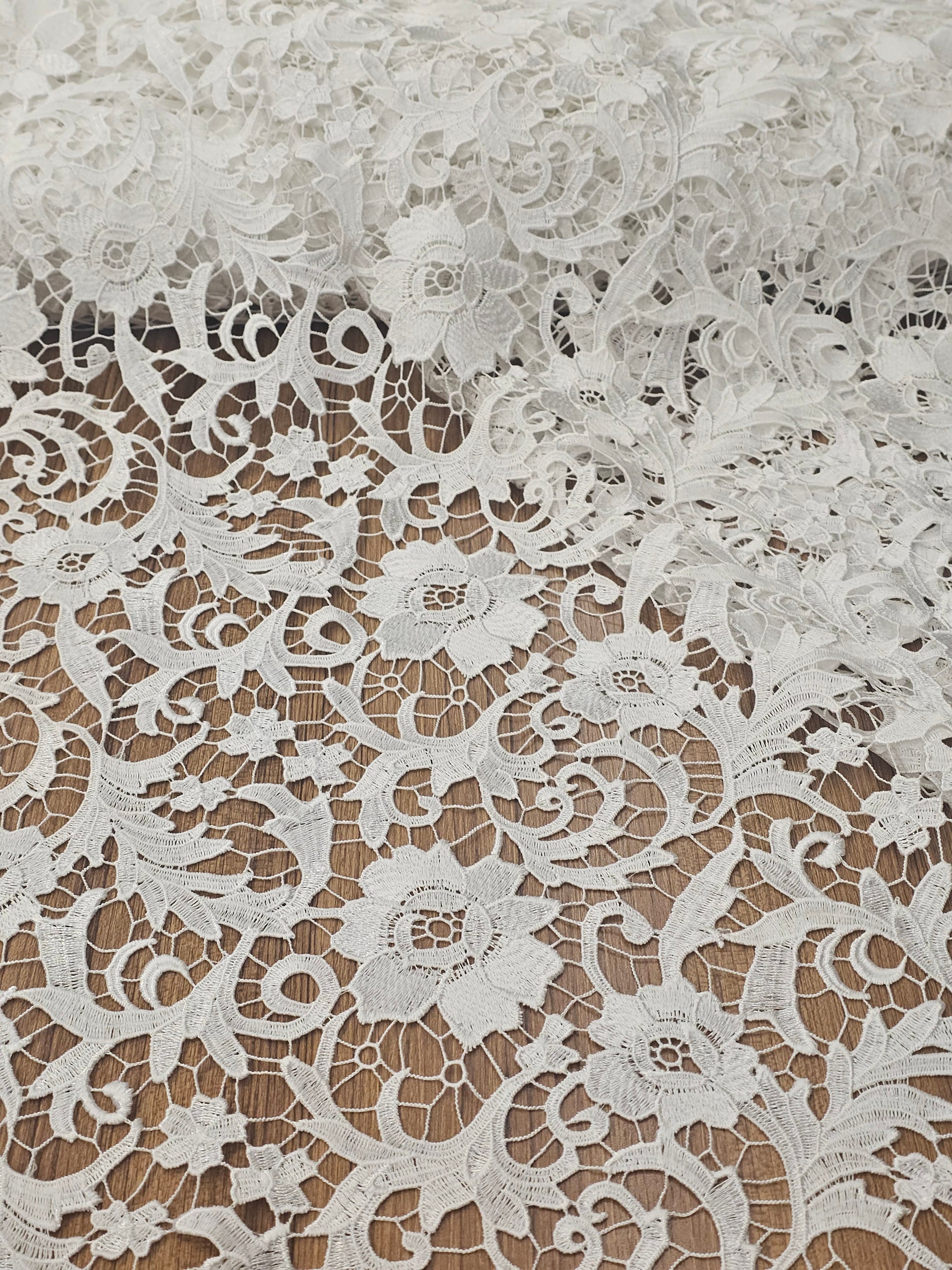 Güpür Kumaş – Çiçek Desenli, Orta Dökümlü, Abiye, Elbiselik | Çerçiler Kumaş