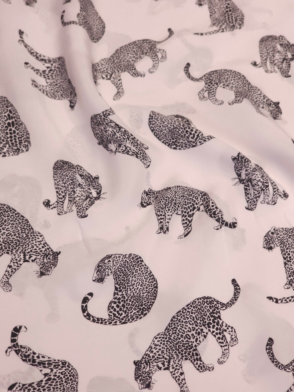 İpeker leopar desenli cupro kumaş, yumuşak ve dökümlü ipeksi dokusuyla giyime uygun