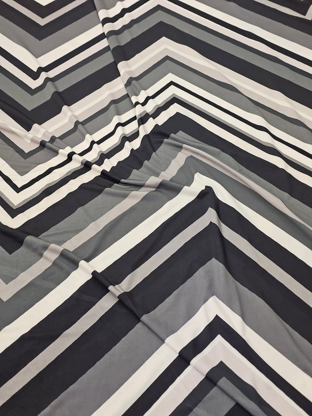 Zigzag desenli Venezia örme kumaş, esnek ve akışkan yapılı parlak jarse
