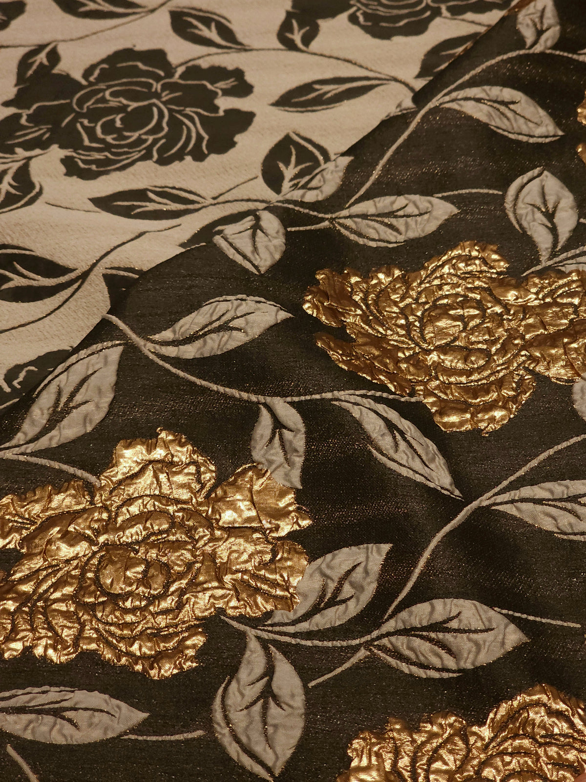 Kabartma Gold Gül Desenli Brokar Kumaş