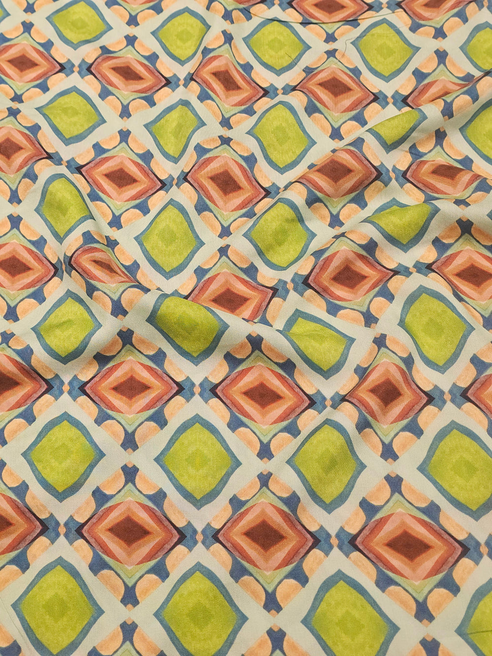 Pastel tonlarda etnik geometrik desenli, yumuşak ve dökümlü viskon kumaş