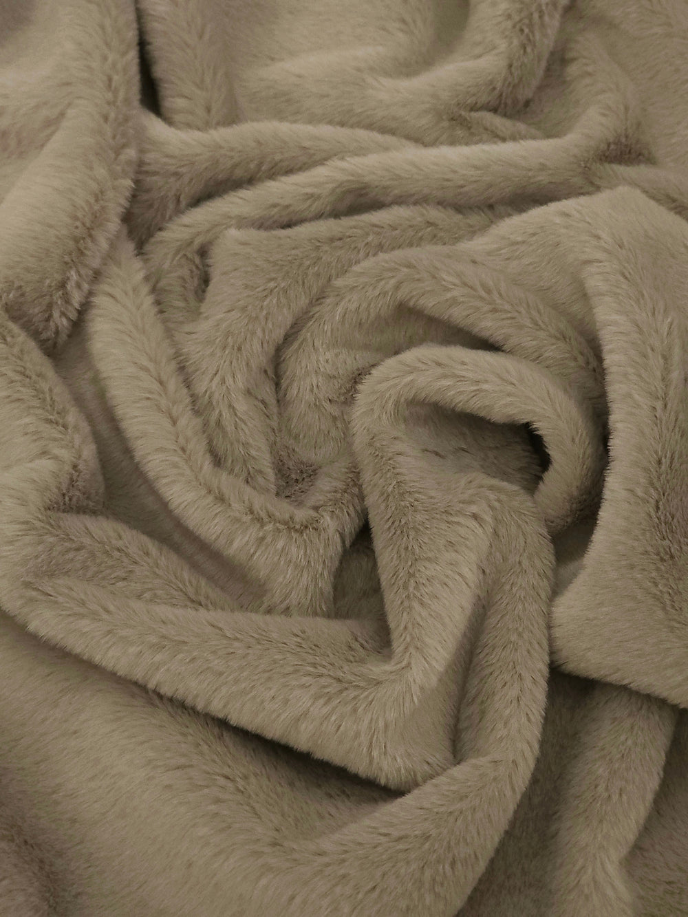 Softy Peluş Kumaş – yüksek dökümlü, Döşemelik, Kostüm, Yastık - Kırlent kılıfı için – Vizon