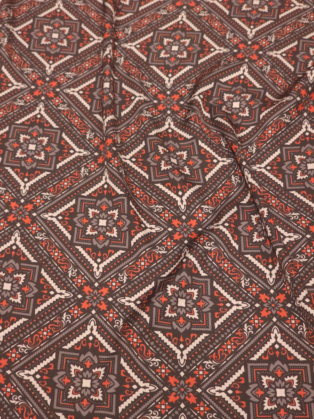 Saten Kumaş – Geometrik Desenli, Parlak, Pürüzsüz, Elbiselik, Bluzluk | Çerçiler Kumaş