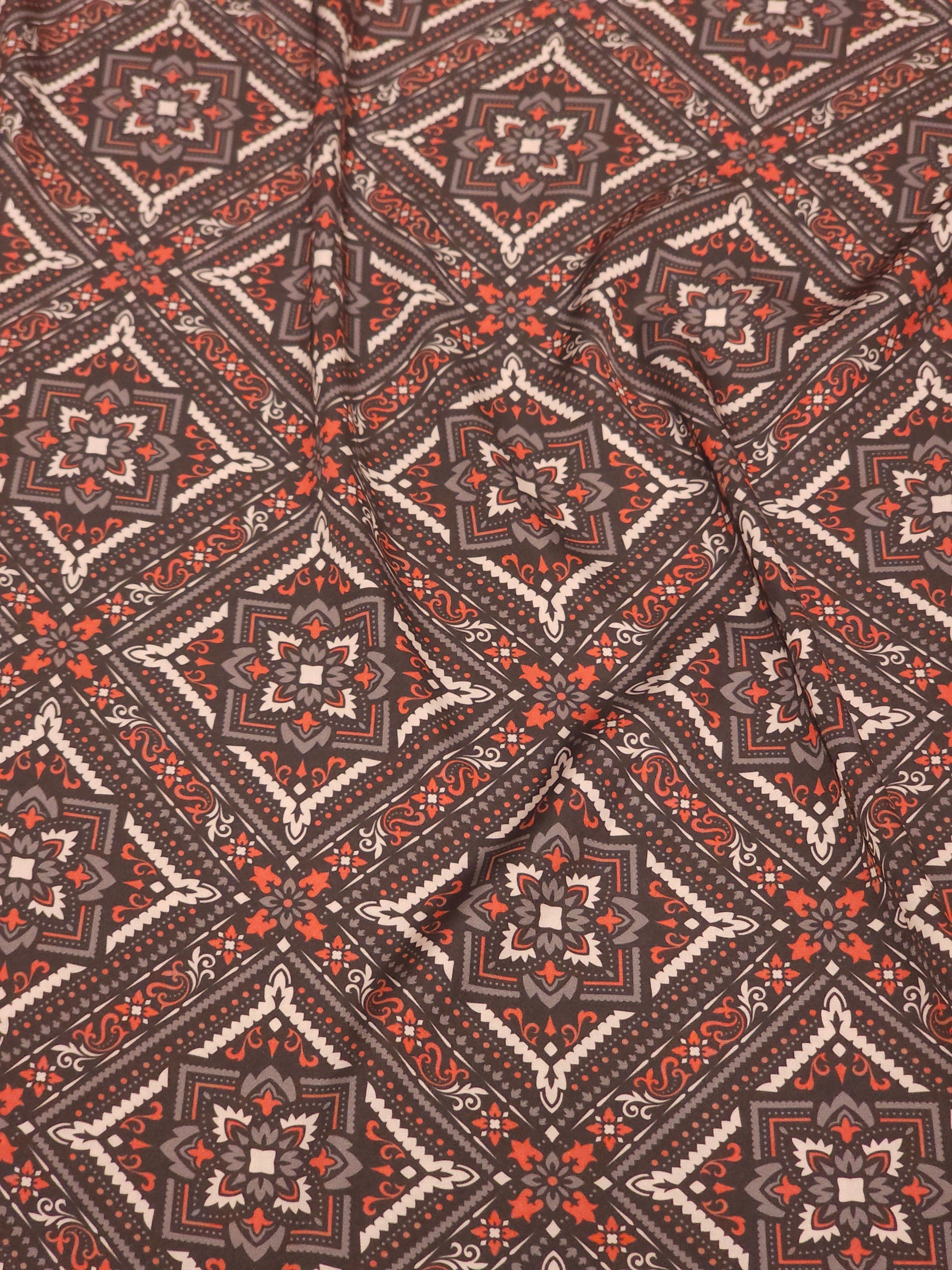 Saten Kumaş – Geometrik Desenli, Parlak, Pürüzsüz, Elbiselik, Bluzluk | Çerçiler Kumaş