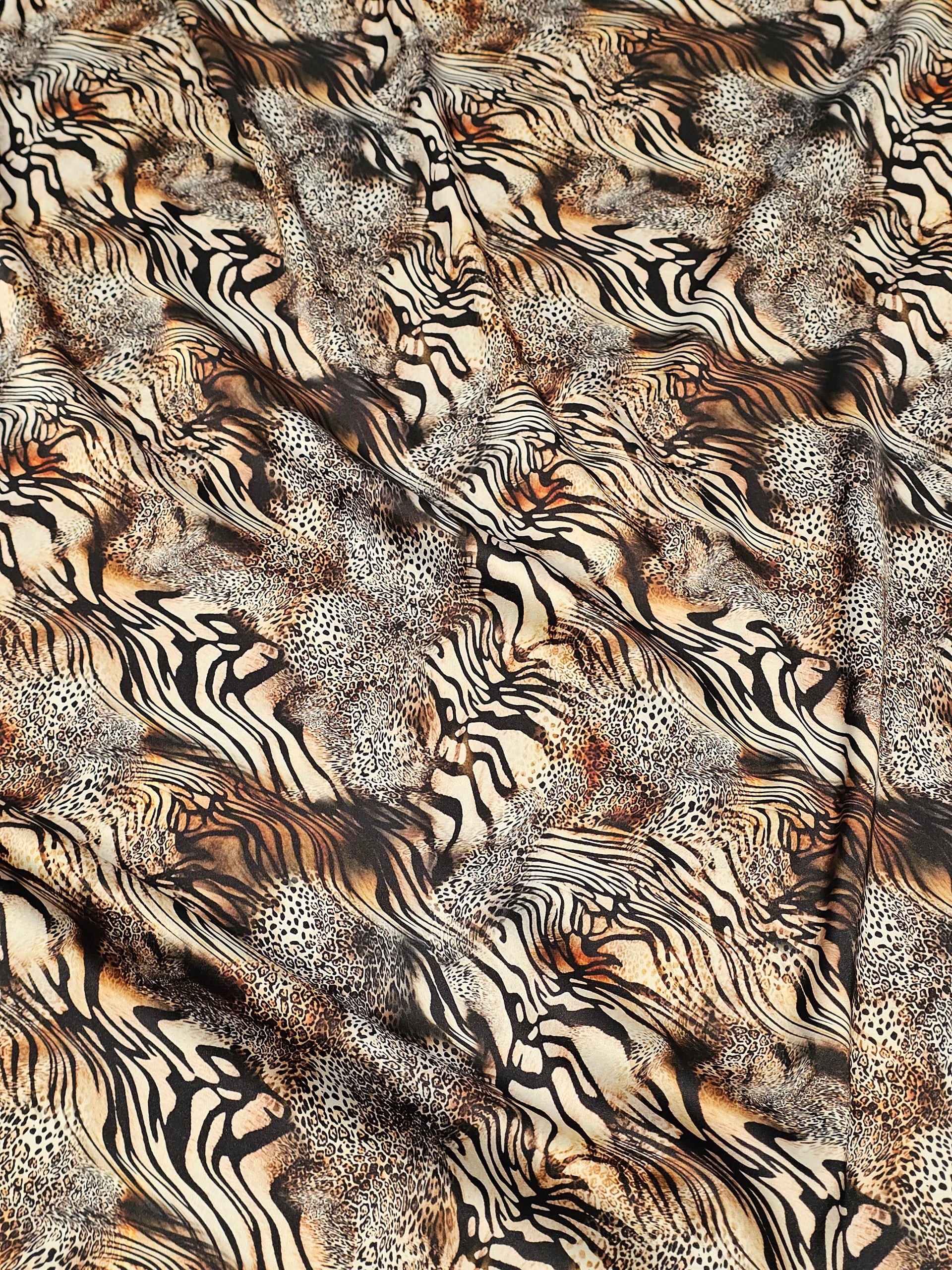 Leopar ve zebra desenli ipeksi saten kumaş, parlak yüzeyli ve dökümlü yapıda