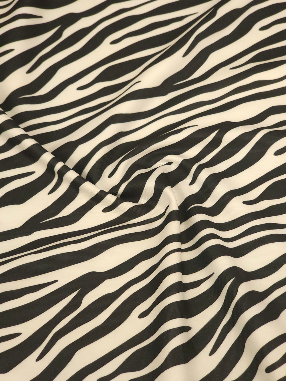 Zebra desenli ince dalgıç kumaş, esnek ve form tutucu yapıda