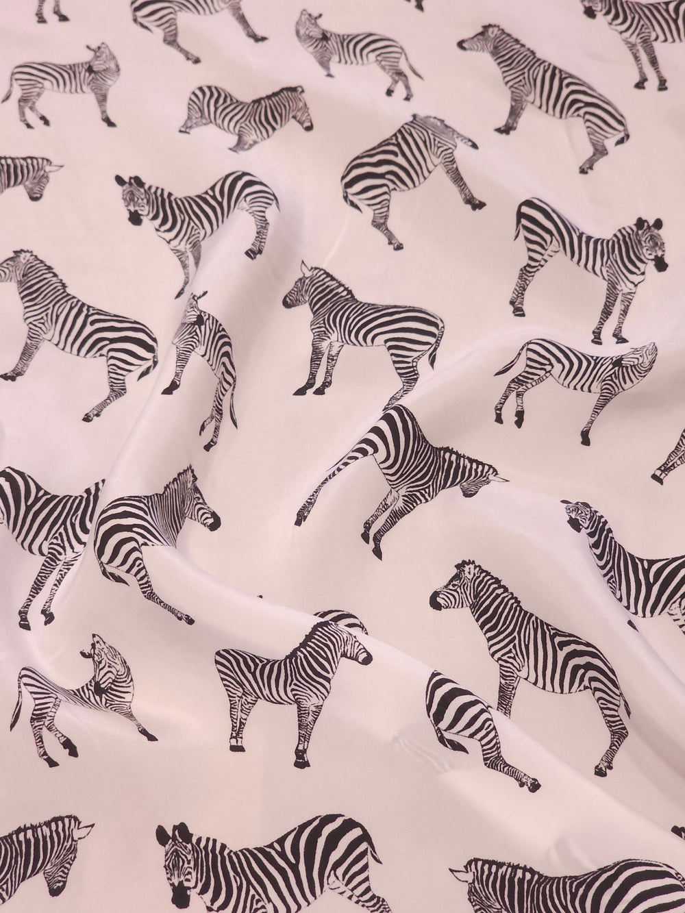 İpeker zebra desenli cupro kumaş, yumuşak ve dökümlü ipeğimsi yapıda