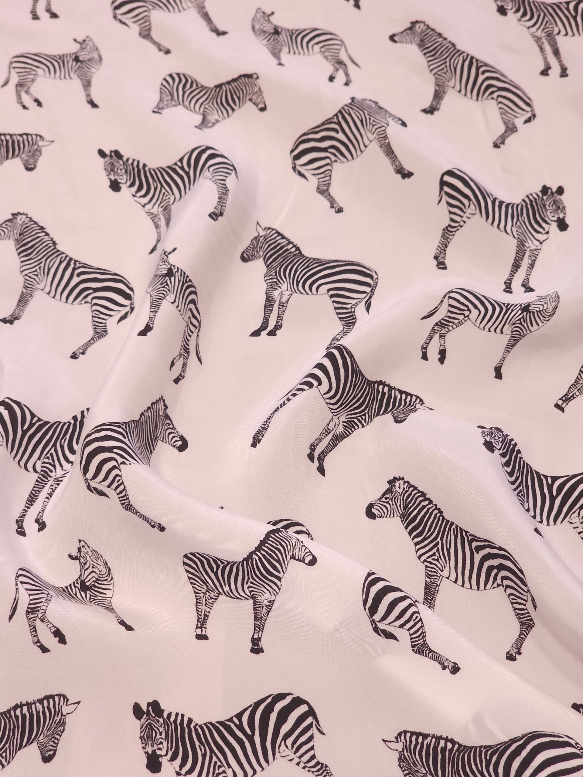İpeker zebra desenli cupro kumaş, yumuşak ve dökümlü ipeğimsi yapıda