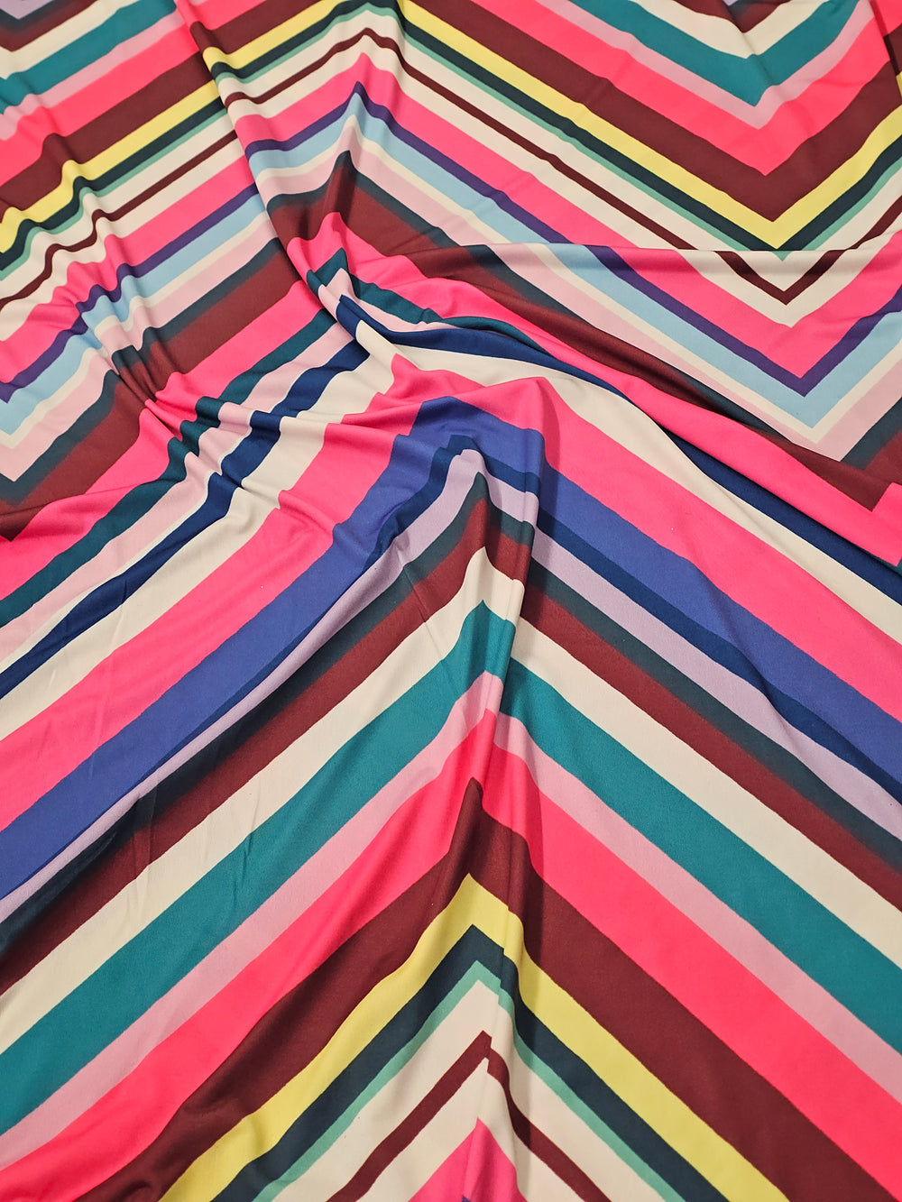 Zigzag desenli Venezia örme kumaş, esnek ve akışkan yapılı parlak jarse