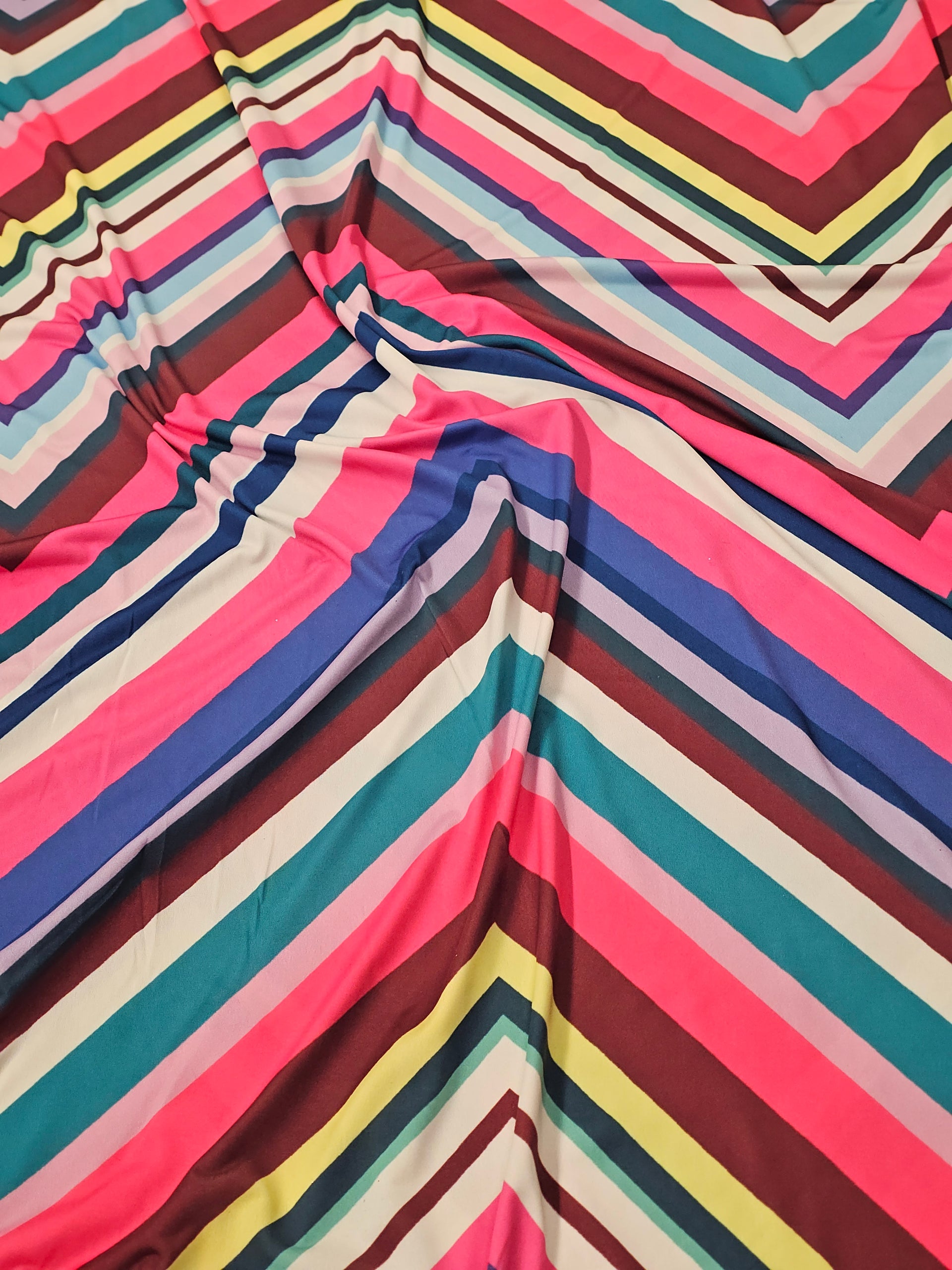 Zigzag desenli Venezia örme kumaş, esnek ve akışkan yapılı parlak jarse