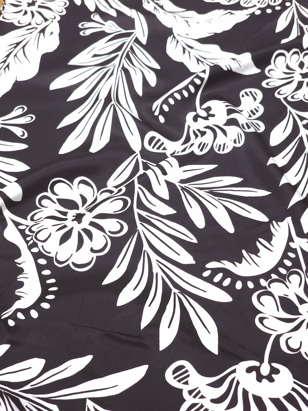 Floral desenli krep saten kumaş, mat krep ve parlak saten yüzeyli, abiye ve elbise için akışkan