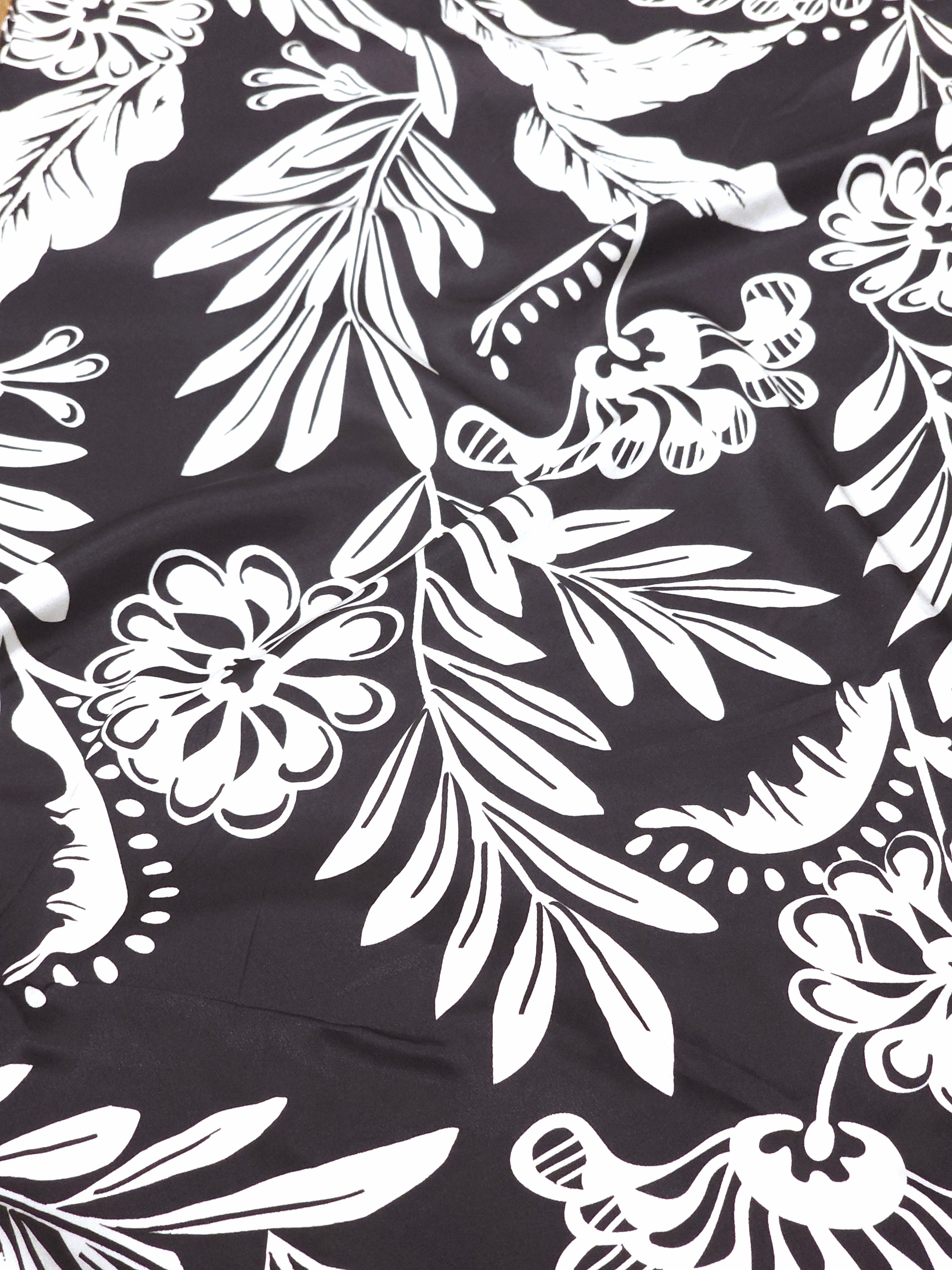 Floral desenli krep saten kumaş, mat krep ve parlak saten yüzeyli, abiye ve elbise için akışkan
