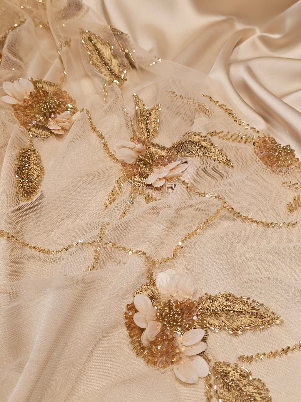 3D çiçek nakışlı panolu abiyelik kupon kumaş, boncuk işlemeli tül taban