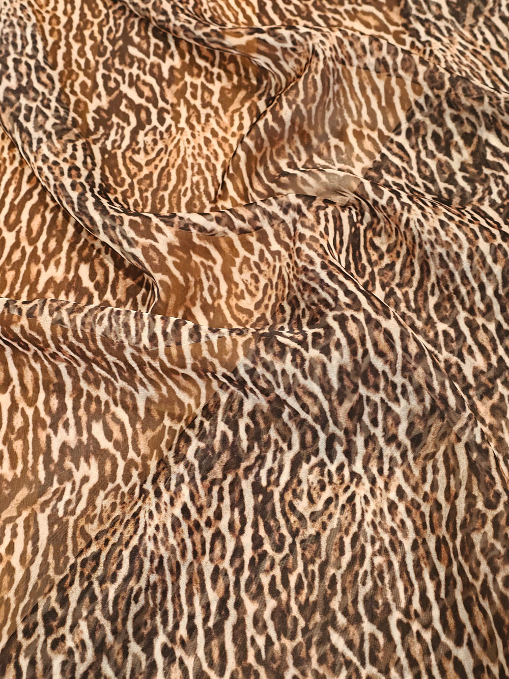 Leopar desenli ipeksi şifon kumaş, ince ve akışkan yapıda, elbise ve fular için uygun