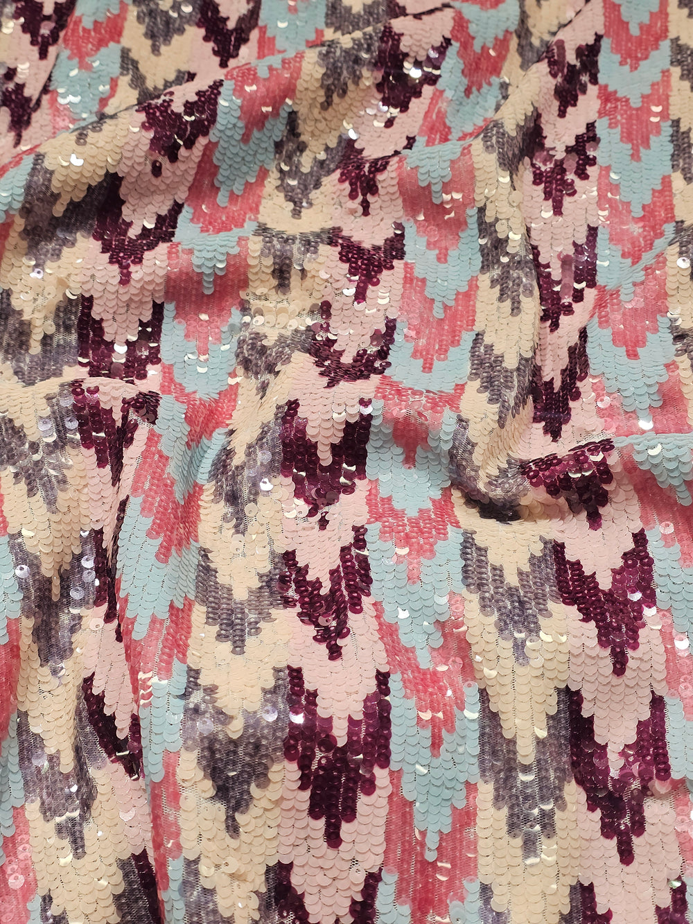 Payetli, geometrik desenli renkli Missoni örme kumaş; esnek ve kırışmaz yapıda