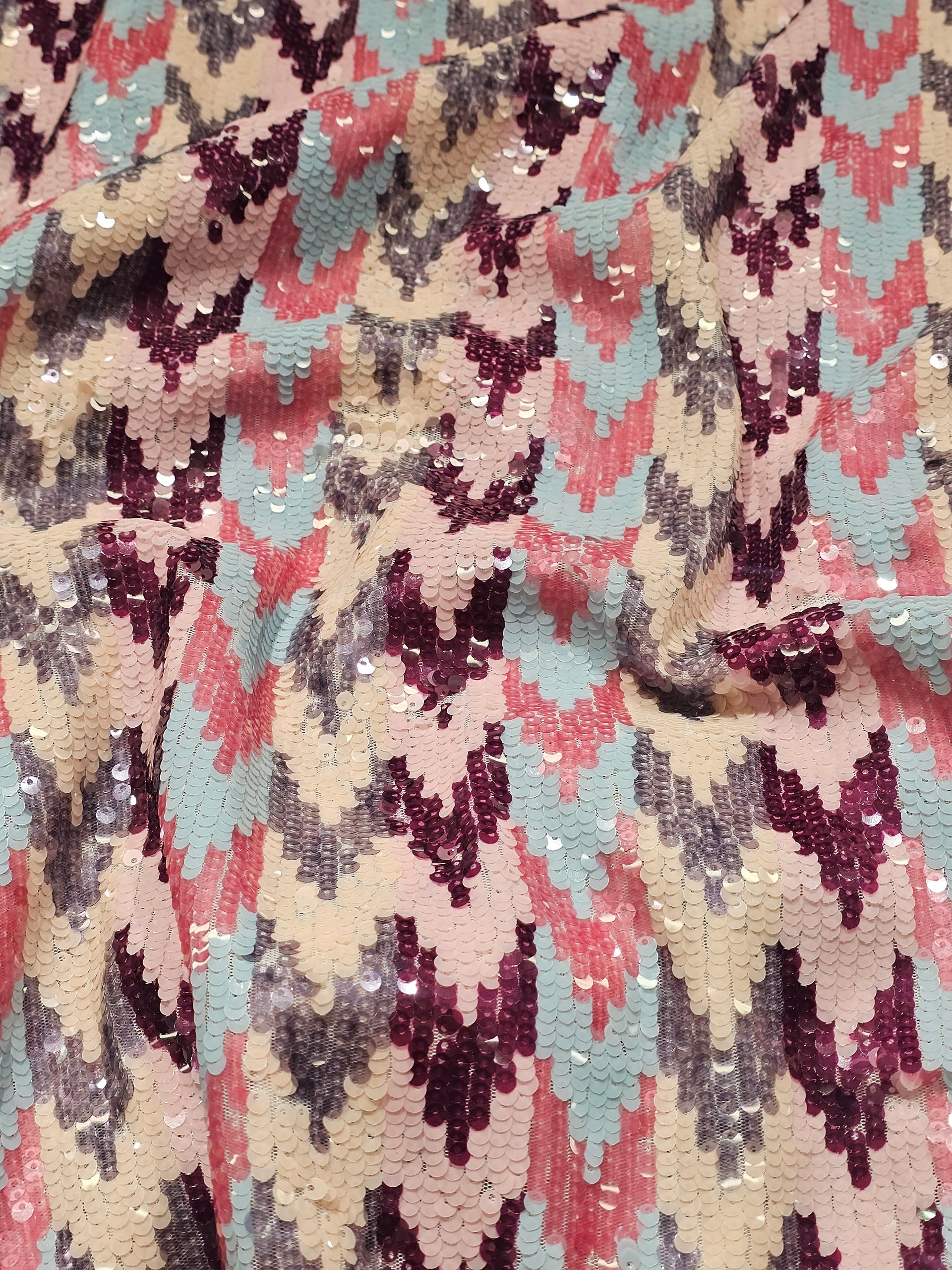 Payetli, geometrik desenli renkli Missoni örme kumaş; esnek ve kırışmaz yapıda