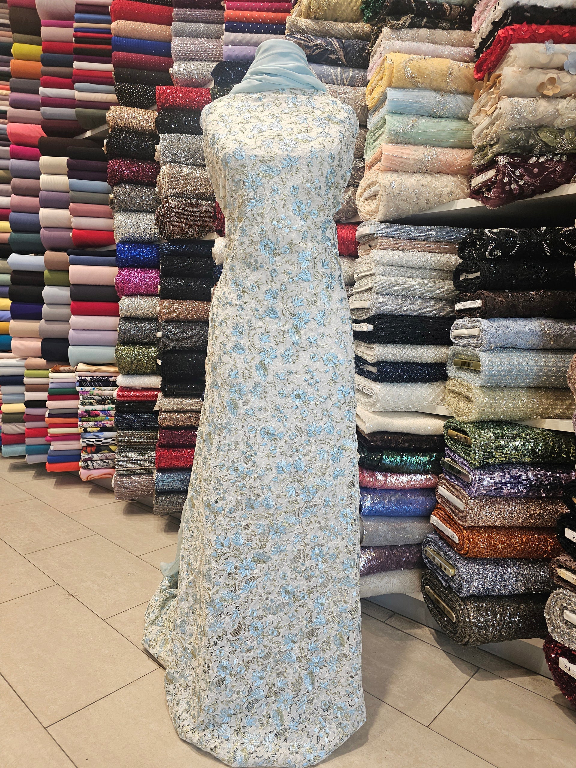 Mavi Çiçekli Dantel Kumaş