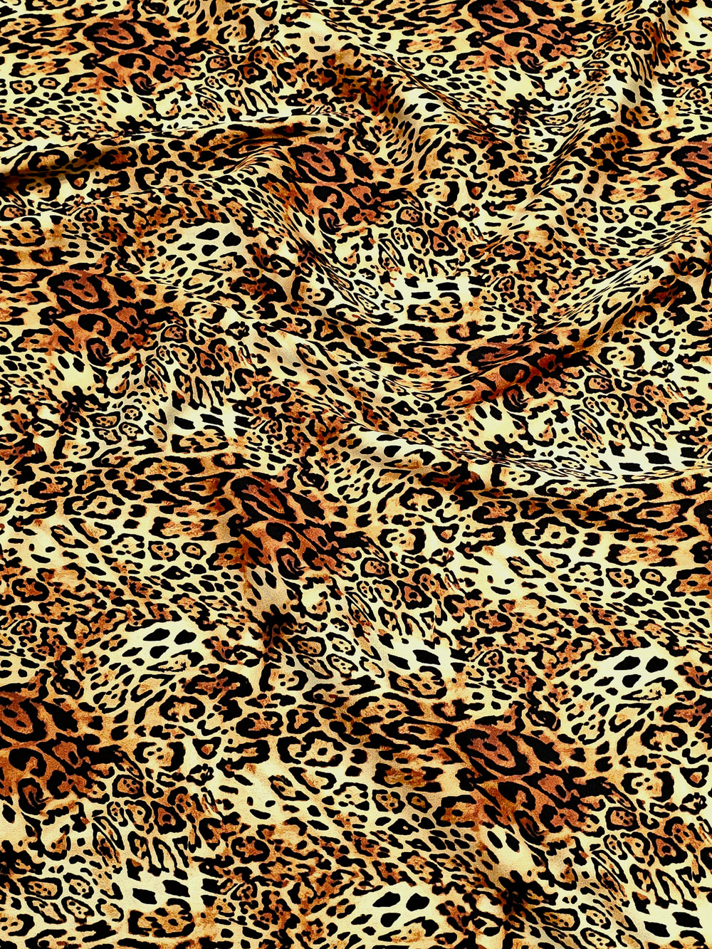 Küçük leopar desenli ipeksi saten kumaş, parlak ve dökümlü yüzeyiyle bluz ve elbise için ince kumaş