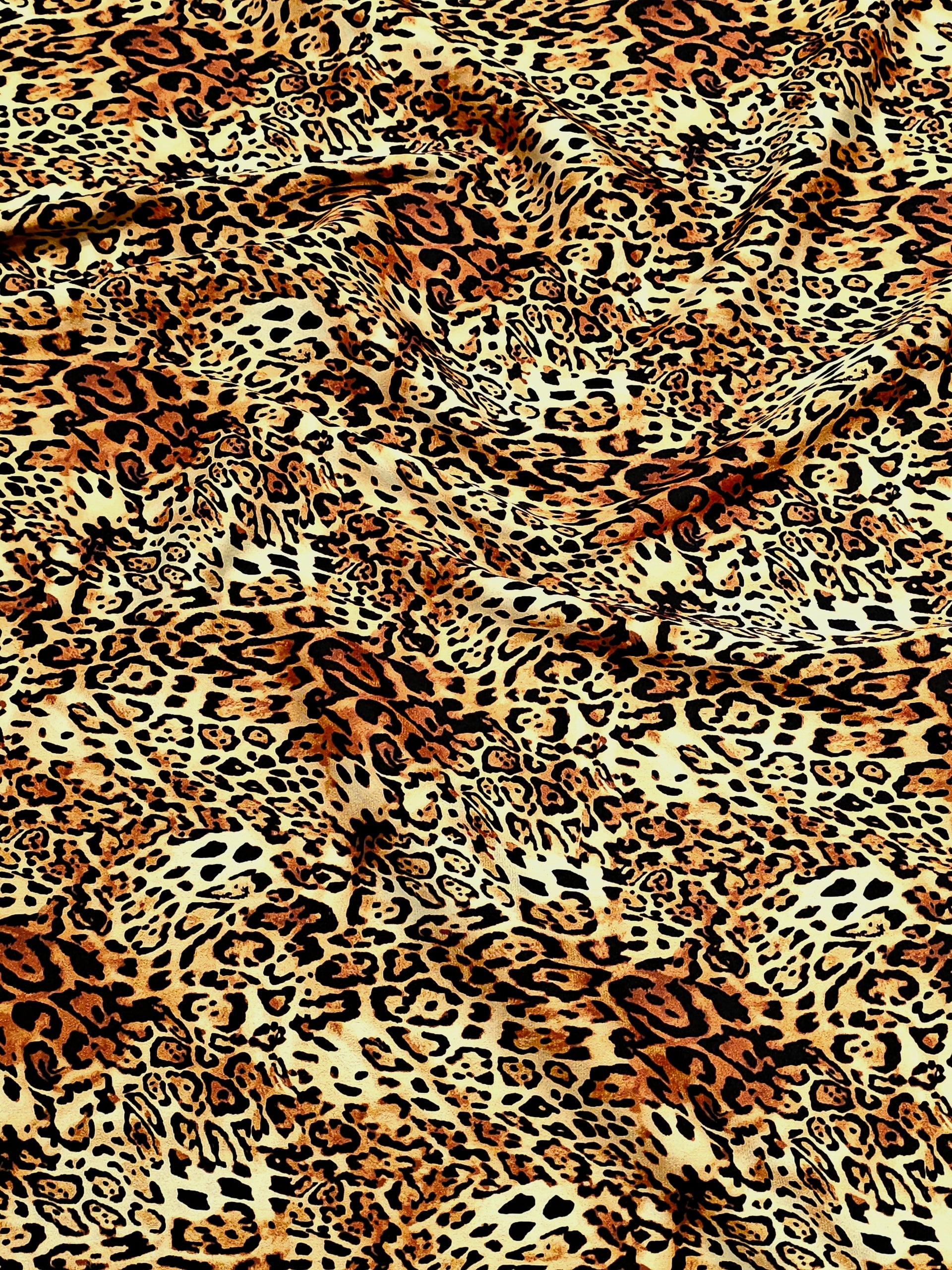Küçük leopar desenli ipeksi saten kumaş, parlak ve dökümlü yüzeyiyle bluz ve elbise için ince kumaş