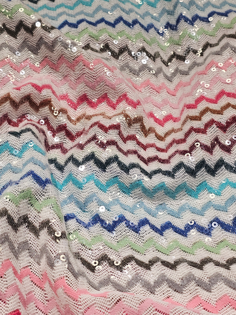 Payetli, zigzag desenli Missoni örme kumaş; renkli geometrik dokusuyla esnek yapı